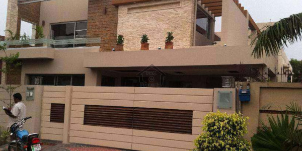 F-11 Fully Renovated House 5 Bed With Attach Bath 3 Car Parking