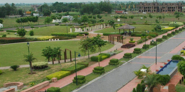 Valencia One Kanal Brand New Super Luxury Bungalow