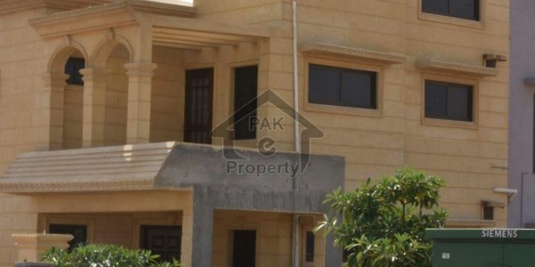 600 Square Yard Old House For Sale