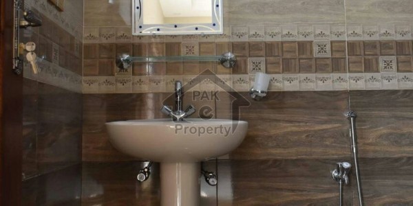 Bahria kanal corner upper portion 4 rent in phase 4