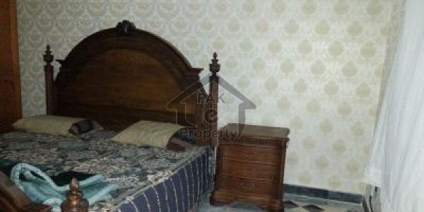 G_11/4 fully carpeted lush room coverd cortin for rent oworking female