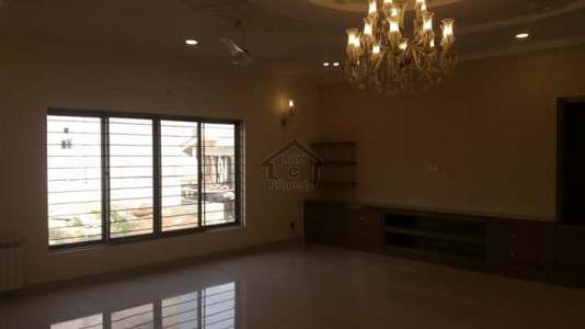 4 Kanal Beautiful Outclass House Available in Margalla Road