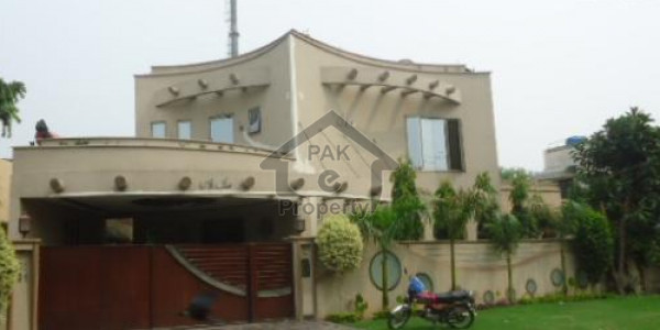 Corner Single Storey House Available For Sale