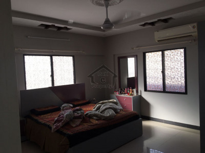 Pent house 4 bedrooms 300 sqr. yards maqboolabad