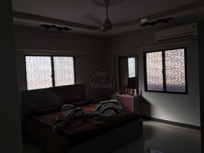 Pent house 4 bedrooms 300 sqr. yards maqboolabad