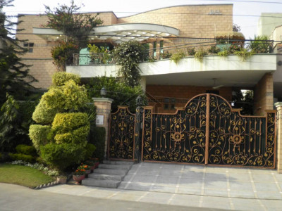 Askari 11, - 10 Marla - House Is Available For Sale .