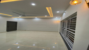 10 Marla House For Sale In Bahria Town Lahore Near Eiffel tower.