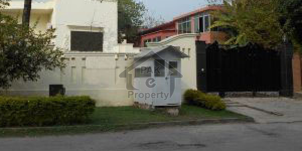 10 Marla Beautiful House Available